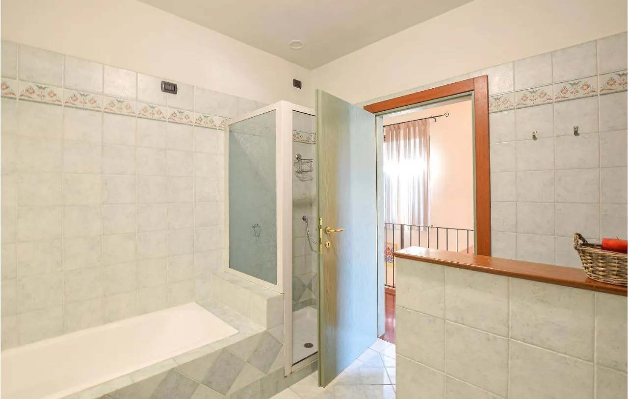 Amazing Home In Pilzone-Iseo With Lake View 0*, Pilzone איטליה